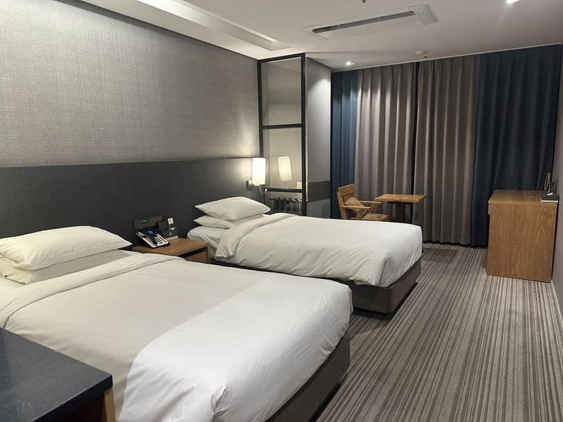 Habitación de hotel con dos camas individuales preparadas